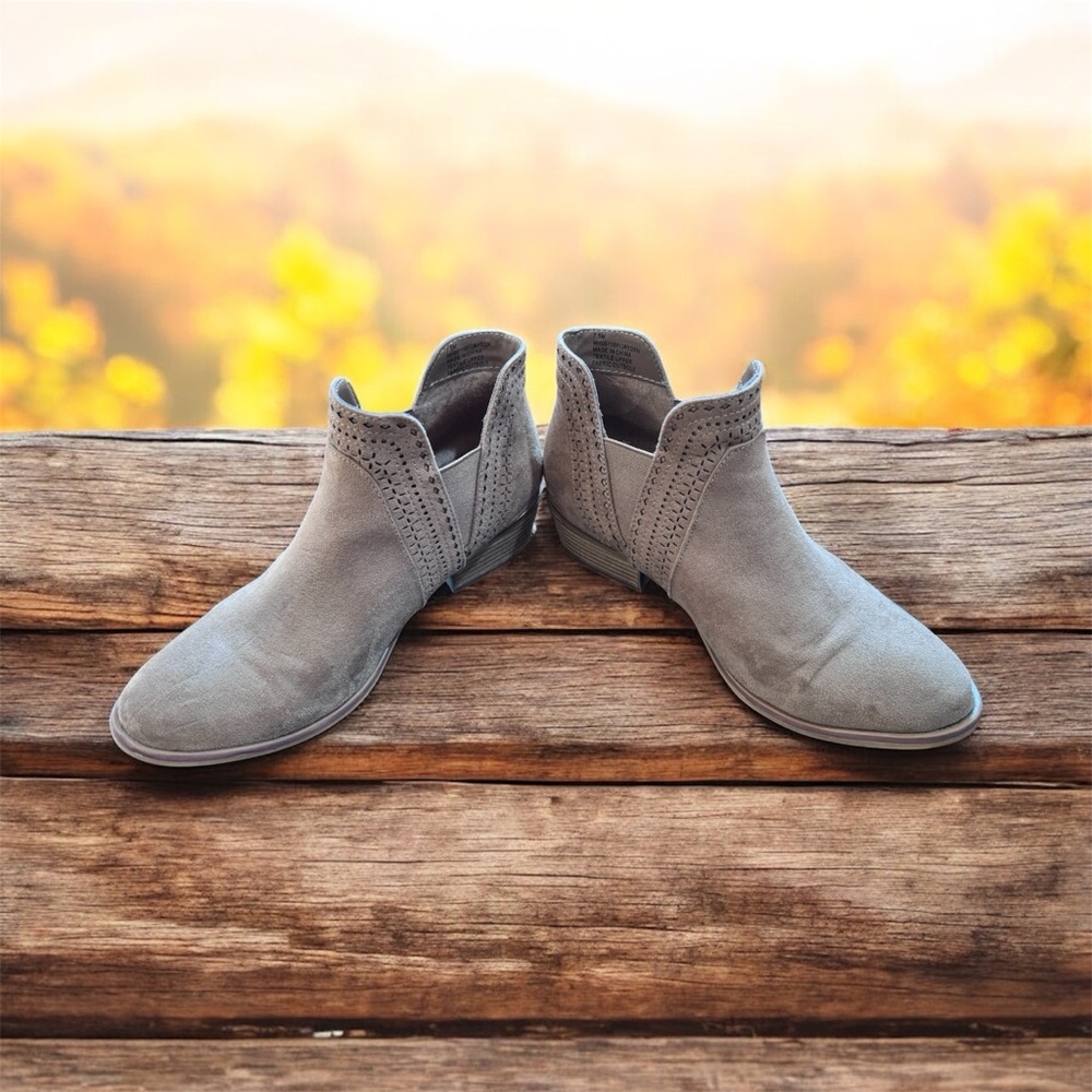 MIA light brown suede booties size 7 1/2 EUC.